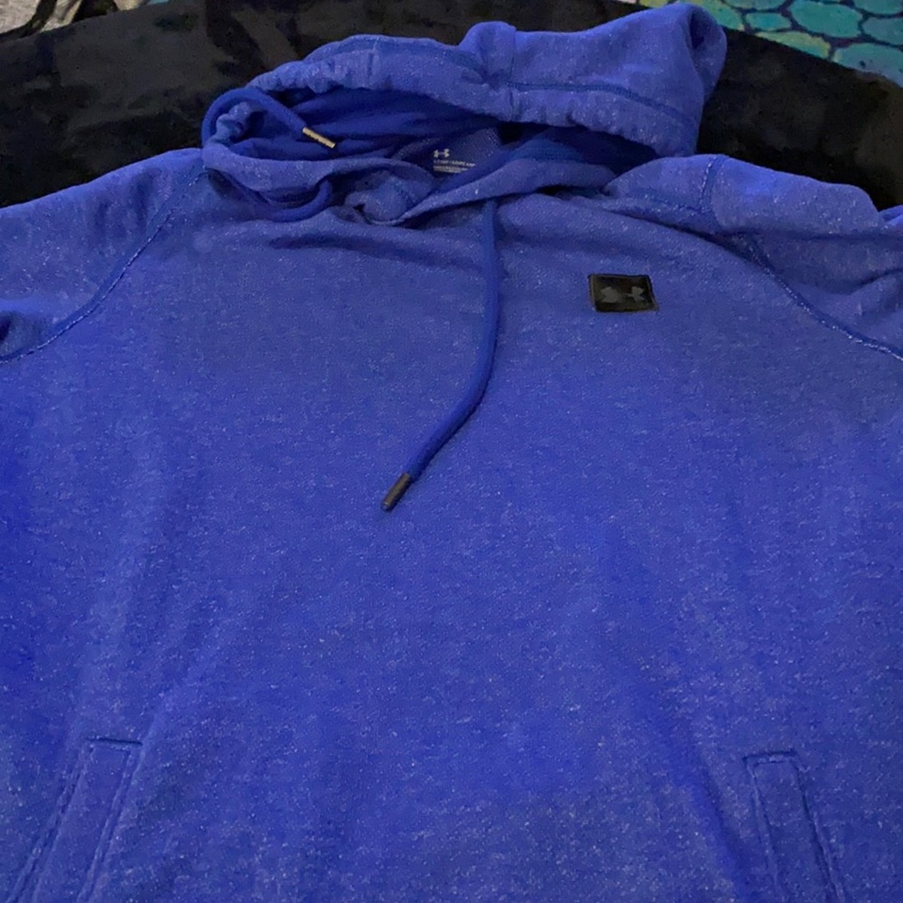 Blue Under Armour short sleeve sweatshirt excellent condition like new